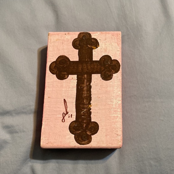 Pink and brown wood with cross design - Picture 1 of 6